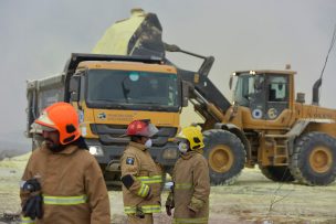 Ministro Mañalich recomienda quedarse en casa ante incendio en azufrera de Alto Hospicio