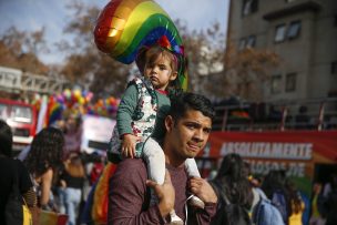 Movilh apunta a desigualdad contra familias homoparentales en Marcha del Orgullo