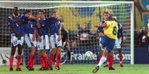 [VIDEO] A 22 años de lo imposible: El golazo de Roberto Carlos que revolucionó el fútbol