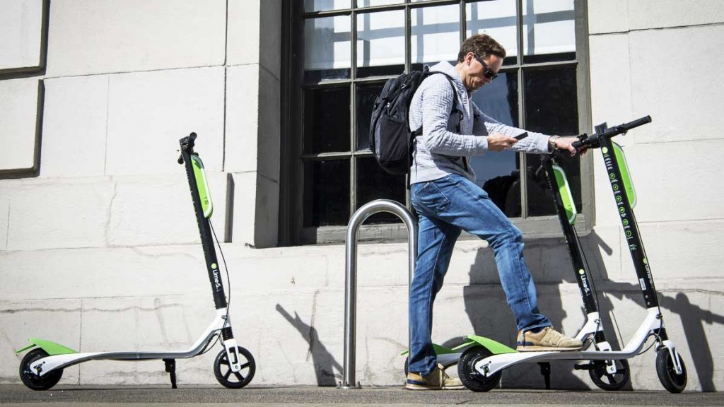 París prohíbe estacionar patinetas eléctricas en las veredas