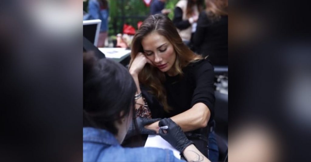 Carolina de Moras se tatuó enigmático “código morse”: su significado estaría oculto