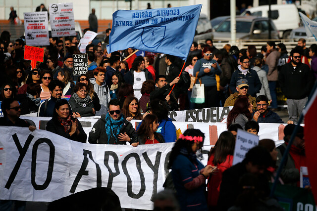 Viña del Mar: Profesores ingresaron a la fuerza a Seremía de Educación