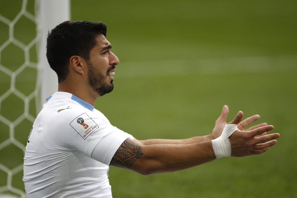 Luis Suárez entrenó vendado pero llegaría al duelo contra Chile para definir al líder