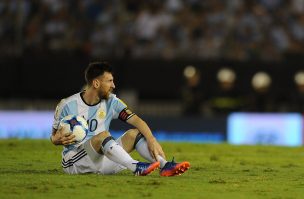 DT de Argentina le echa la culpa de perder al estado de la cancha