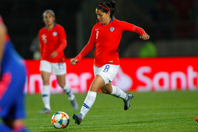 Karen Araya se cuadra con el DT de la Roja femenina: “Si hubiésemos hecho el tercer gol, ¿estaríamos pidiendo su salida?”