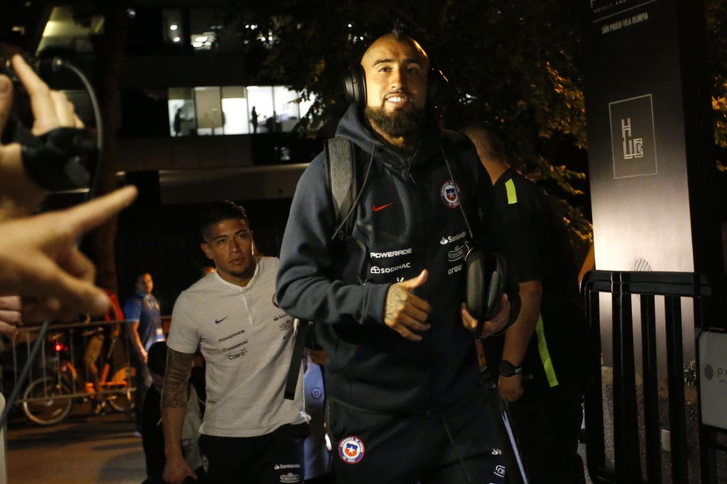 Vidal compartió el sorpresivo mensaje con que fue recibido Chile al llegar a su hotel en Sao Paulo