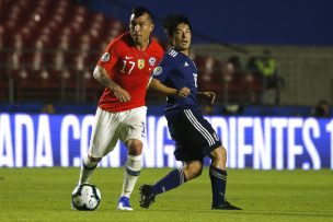 Gary Medel entrenó a la par de sus compañeros y asoma como titular ante Colombia