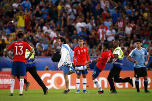 Suárez pidió la expulsión de Jara por patear a hincha que ingresó a la cancha