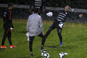 Tres jugadores trabajaron diferenciado en lluviosa práctica de Chile en Porto Alegre