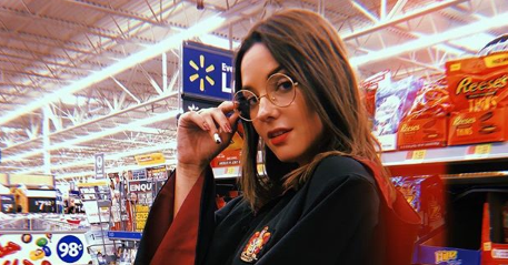 ¡Con el overol abierto y mostrando la ropa interior! La osada fotografía de Kel Calderón en Instagram