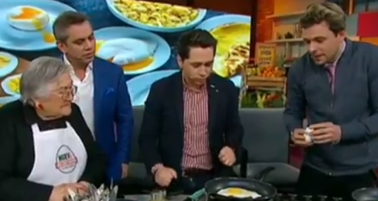Joaquín y Karol mostraron en “Mucho Gusto” su nula habilidad para cocinar un huevo