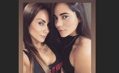 Polola de Arturo Vidal y su hija se ponen la camiseta del “King” y se llenan de piropos