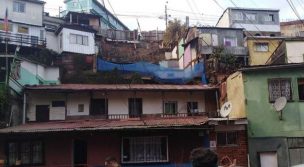 Dos casas se derrumbaron en el cerro Polanco de Valparaíso