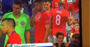 Pequeño niño se emociona cuando Arturo Vidal lo saludó antes de salir a la cancha