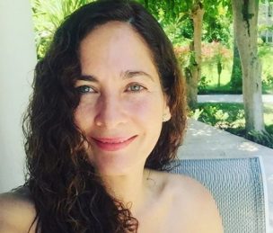 Como el vino: Alejandra Herrera se luce en bikini en sus redes sociales