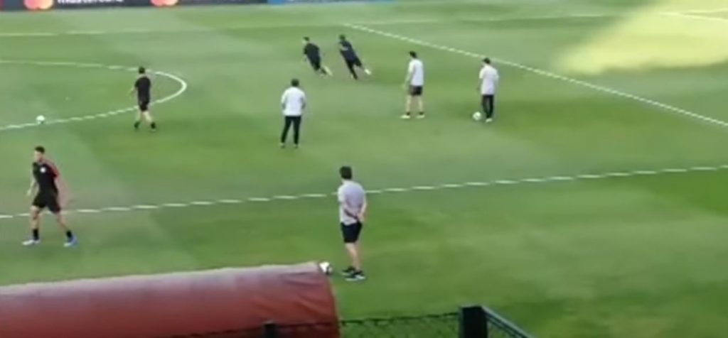 [VIDEO] El “caño” que le hizo Alexis a Junior en el entrenamiento de la Roja previo a Colombia