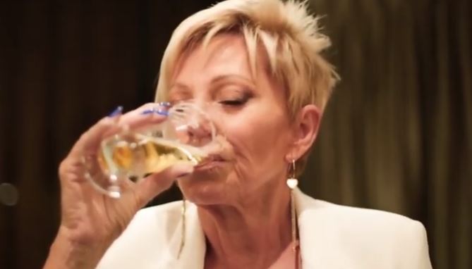 El lado “guachaca” de Raquel Argandoña: Demostró que se toma una cerveza al seco [VIDEO]