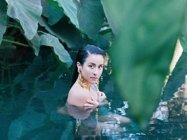 El “chilenismo” de Denise Rosenthal en plena sesión de fotos [VIDEO]