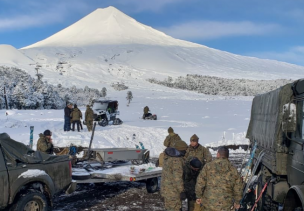 Ejército no se rinde y sigue buscando a profesor desaparecido a pesar de la nieve