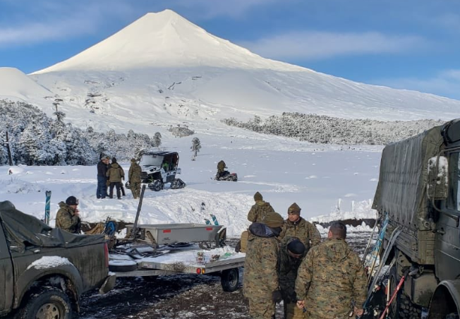 Ejército no se rinde y sigue buscando a profesor desaparecido a pesar de la nieve