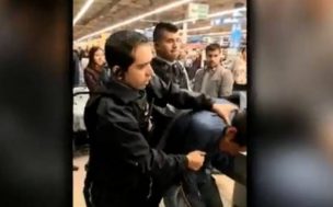 Video muestra brutal agresión de guardias a sujeto en supermercado