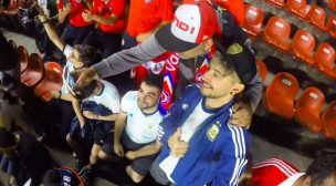 Hinchas argentinos se “infiltraron” en la Marea Roja en la goleada de Chile