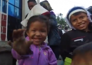 Senador Navarro publica video con niños venezolanos fuera de consulado de Chile