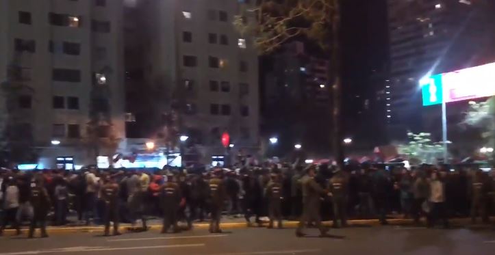 [VIDEO] Miles de hinchas se encuentran en Plaza Italia celebrando el paso de la Roja a semifinales