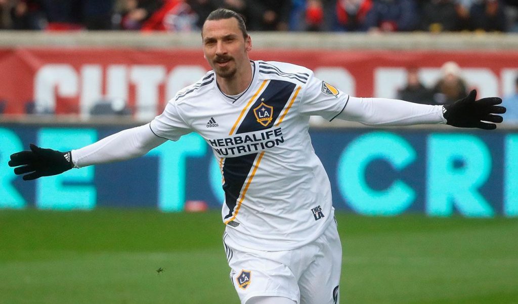 [VIDEO] ¡Hasta de chilena!: La nueva locura de Zlatan Ibrahimovic que revolucionó al mundo