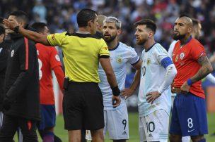 Hinchas no aguantan el árbitro Díaz de Vivar por su malos cobros en el Chile vs. Argentina