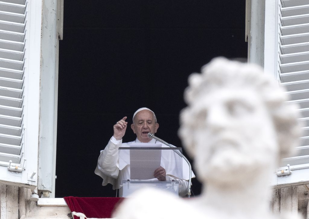 El Papa clama por “corredores humanitarios” para socorrer a los migrantes