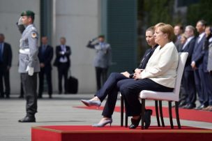 Merkel decide sentarse en acto oficial tras crisis de temblores