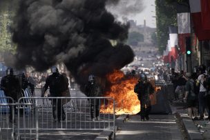 Tensión entre policías y manifestantes empañan desfile del 14 de julio en Francia