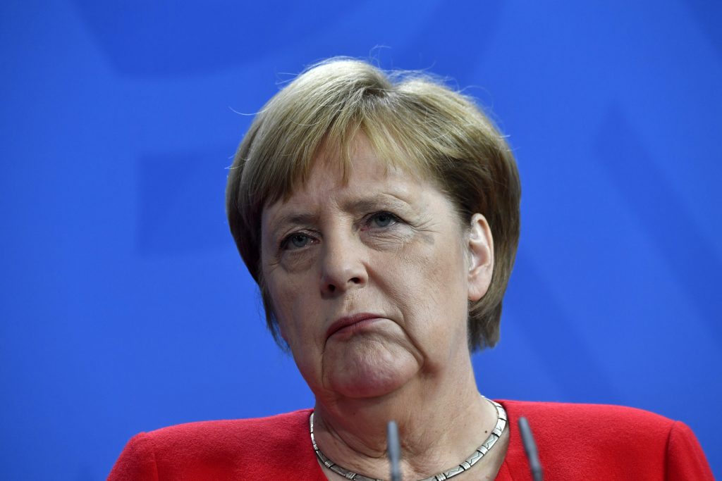 Merkel otra vez sentada durante los himnos nacionales en ceremonia oficial