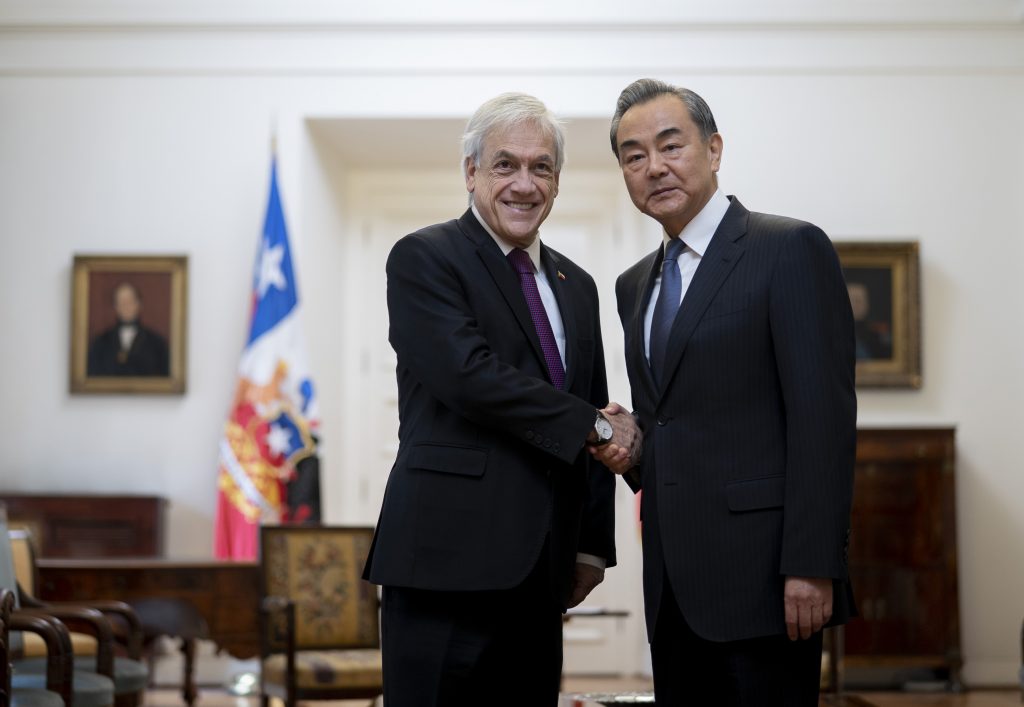 Canciller chino pide enfrentar “repunte” del proteccionismo en visita a Chile