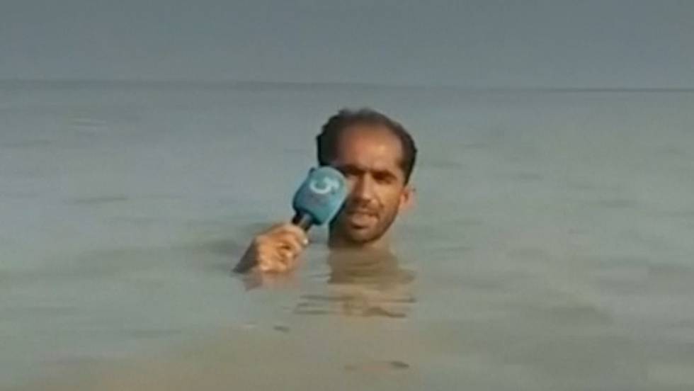 VIDEO | Periodista paquistaní reporteó inundaciones con el agua hasta el cuello