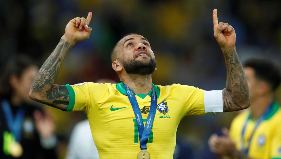 Dani Alves paró en seco a medio que lo trato de “viejo”