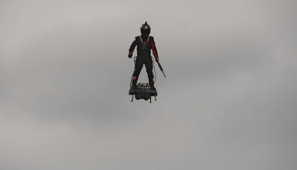 Ejército de Francia presenta soldado “volador” en el Día de la Bastilla 2019