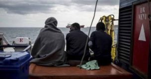 Más de 130 migrantes a bordo navío esperan desembarcar en puerto italiano