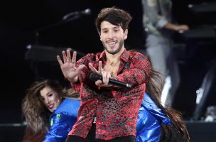 Sebastián Yatra es sorprendido haciendo atrevido masaje en plena playa