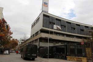 Encapuchado se quema con bomba molotov durante incidentes en el Instituto Nacional