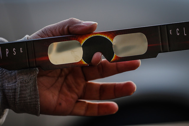 Ideas de Lavín: Alcalde quiere “reciclar” lentes para el eclipse y donarlos para el siguiente fenómeno el 2020