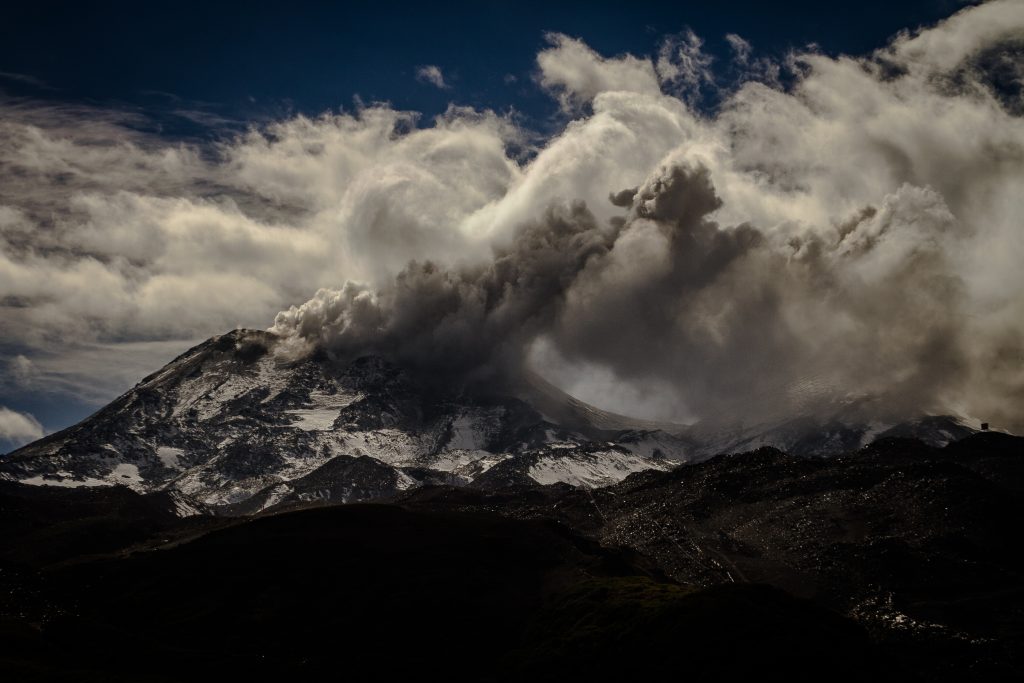 Sernageomin informó un pulso de cenizas en el volcán Nevados de Chillán