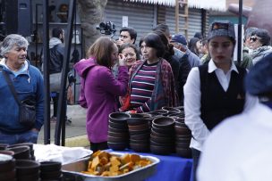 Vecinos de Pomaire compartieron la cazuela de pollo más grande de Chile