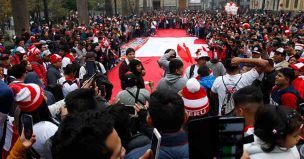 Peruanos se reúnen en Plaza de Armas para hacer un arengazo previo a la final