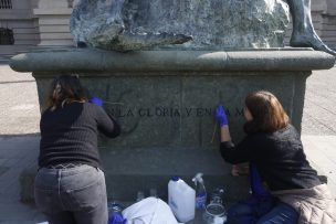 Una vez más rayan escultura de Rebeca Matte ubicada frente al Museo de Bellas Artes