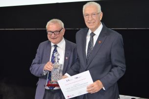 Neurólogo chileno recibe premio internacional por ayuda a personas con epilepsia