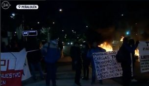 Protesta con barricadas complica el tránsito en Peñalolén