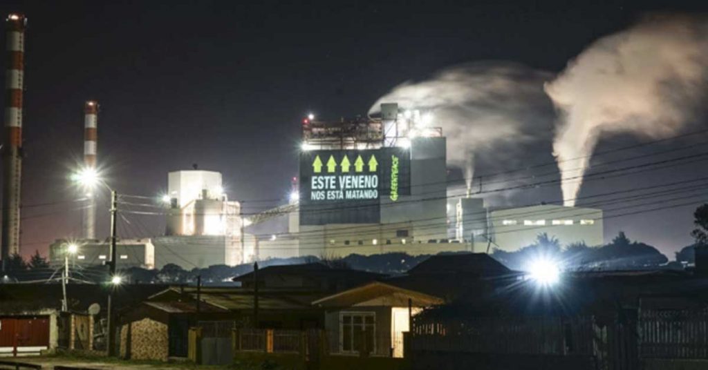 Greenpeace realiza intervención en Puchuncaví y acusa al Estado chileno de ser “cómplice” por contaminación