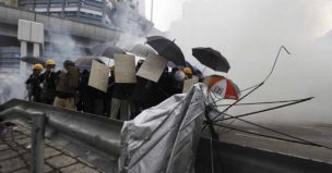 VIDEO | Policía lanza gases lacrimógenos contra manifestantes en Hong Kong